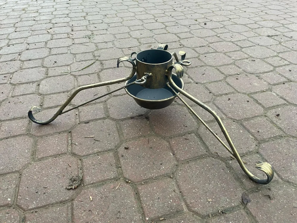 Stalowy kuty stojak na choinkę – detal